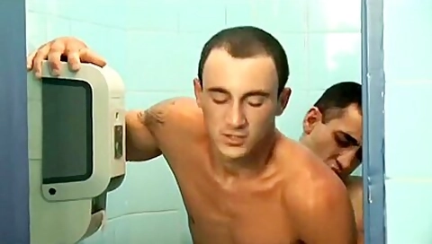 Muscle-bound Dude Gets His Tight Asshole Fucked From